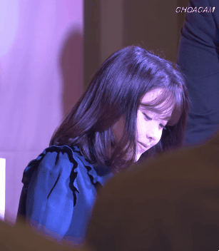 싸인하다 쳐다보는 아이유(글쓴이 와이프).gif | 인스티즈