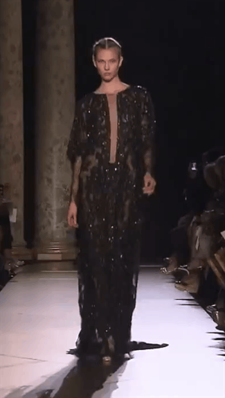 보는 것만으로도 짜릿한 쾌감을 느끼게 하는 슈퍼모델 칼리 클로스의 캣워크.gif | 인스티즈