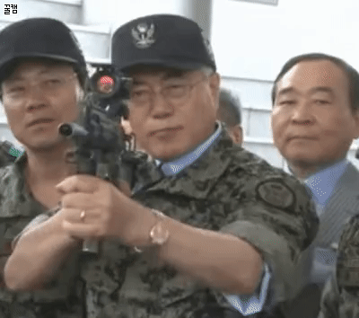 문재인 특전사 짬바가 느껴지는 움짤 4장.gif | 인스티즈