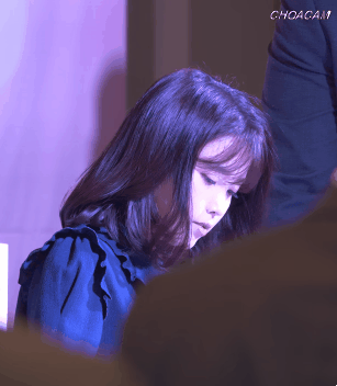 싸인하다 쳐다보는 아이유(글쓴이 와이프).gif | 인스티즈