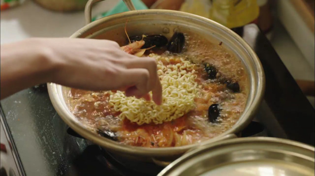 [부암동복수자들] 재벌한테 라면 한번 끓여주고 용돈 200만원 받은 라미란 아들ㅋㅋㅋㅋㅋ.gif | 인스티즈