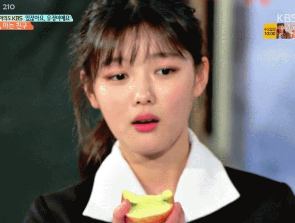 사과 쪼개기가 특기인 김유정.gif | 인스티즈
