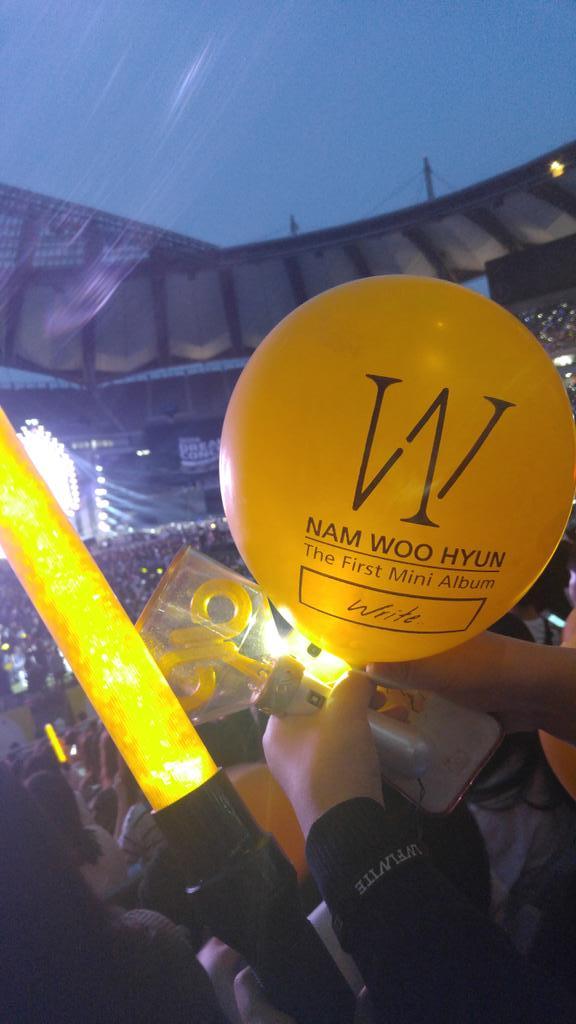 일반 응원봉의 10배 발광력을 자랑하는 아이돌 경광봉들.gif | 인스티즈