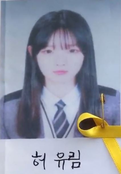 살아도 사는 게 아니래 너 없는 하늘은 창 없는 감옥같아서 웃어도 웃는 게 아니래 초라해 보이고 꿈인 것 같아 보인데 | 인스티즈