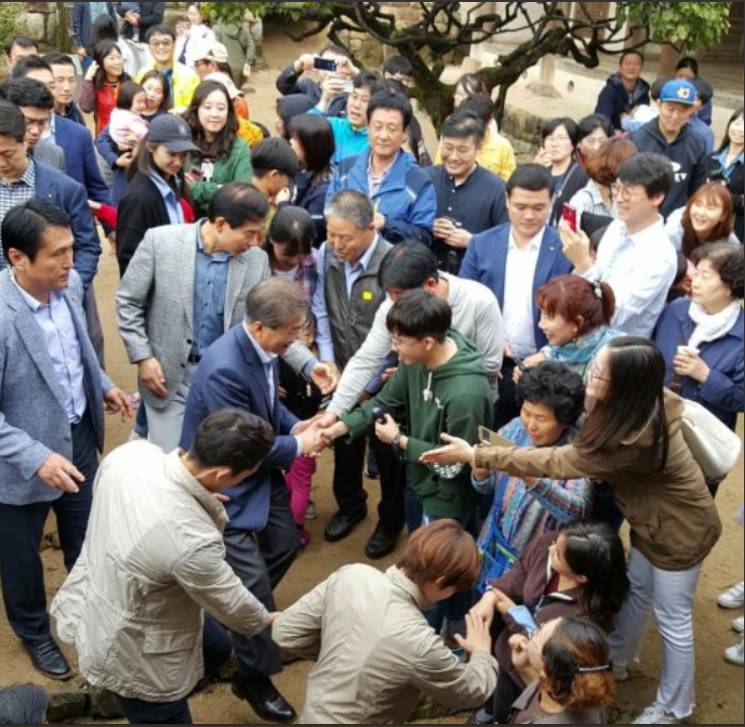 안동 하회마을 방문한 문재인 대통령 흥겨워 어깨 춤도 덩실 덩실 | 인스티즈