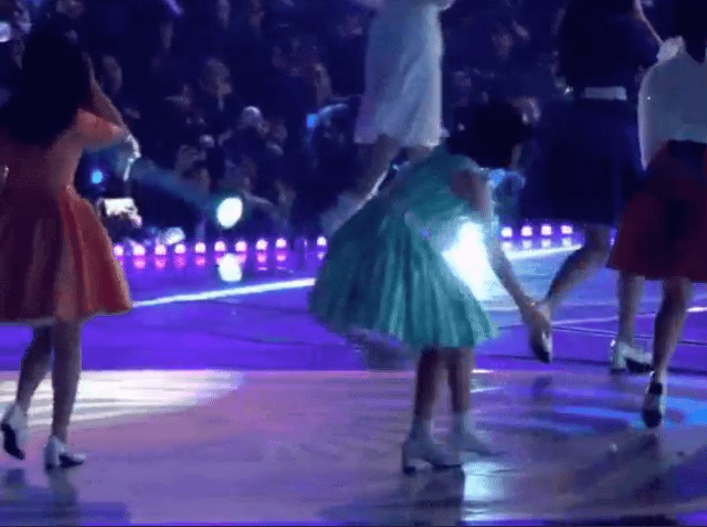 무대 내려가면서 쓰레기 줍는 트와이스 모모 | 인스티즈