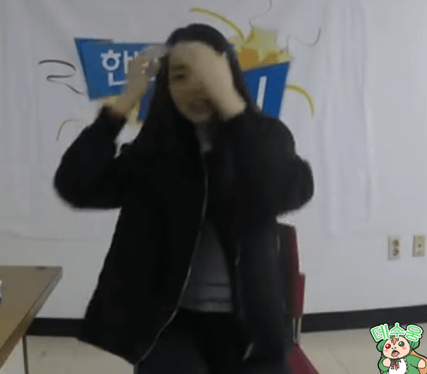 다리 꼬는 이수민.gif | 인스티즈