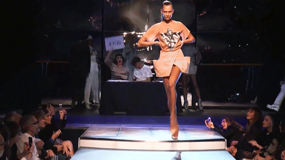 보는 것만으로도 짜릿한 쾌감을 느끼게 하는 슈퍼모델 칼리 클로스의 캣워크.gif | 인스티즈