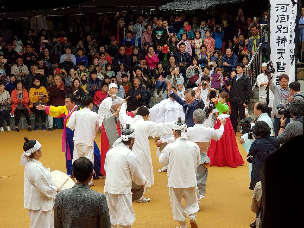 안동 하회마을 방문한 문재인 대통령 흥겨워 어깨 춤도 덩실 덩실 | 인스티즈