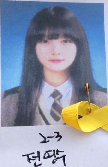 살아도 사는 게 아니래 너 없는 하늘은 창 없는 감옥같아서 웃어도 웃는 게 아니래 초라해 보이고 꿈인 것 같아 보인데 | 인스티즈