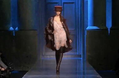 보는 것만으로도 짜릿한 쾌감을 느끼게 하는 슈퍼모델 칼리 클로스의 캣워크.gif | 인스티즈