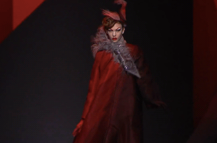 보는 것만으로도 짜릿한 쾌감을 느끼게 하는 슈퍼모델 칼리 클로스의 캣워크.gif | 인스티즈