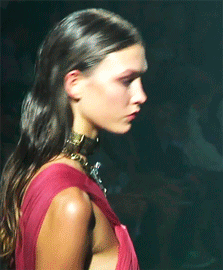 보는 것만으로도 짜릿한 쾌감을 느끼게 하는 슈퍼모델 칼리 클로스의 캣워크.gif | 인스티즈