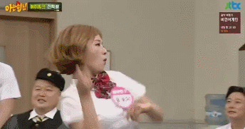 낯선 사람 두 번 만났다간 집에 안 보내줄 거 같은 윤보미. gif | 인스티즈