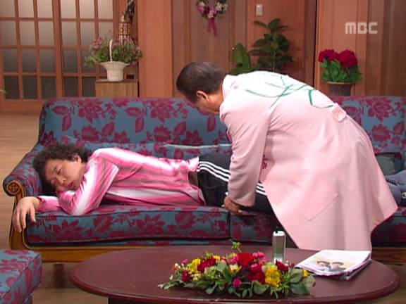 [거침없이하이킥] 순재에게 똥침당한 효자 준하.jpg | 인스티즈