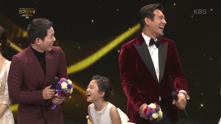 [KBS연기대상] 오지호와 베스트커플상 타러 나와서 송중기만 바라보는 아역배우 허정은.jpg | 인스티즈