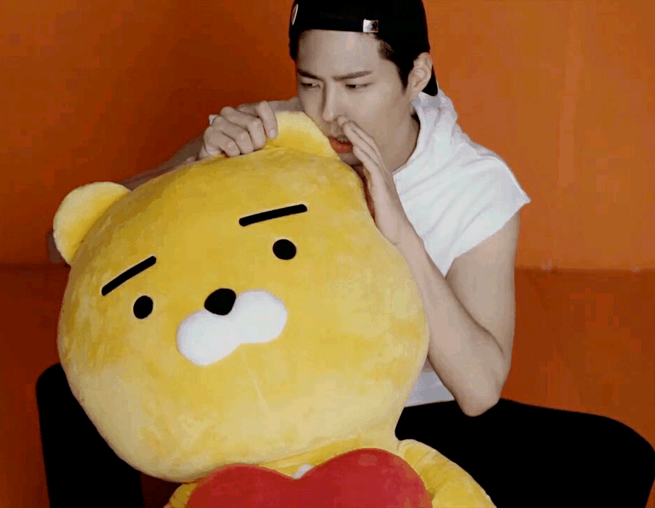 자기가 찍은 광고 사진 가져가는 박보검.gif | 인스티즈