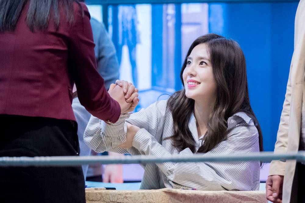 팬들 다정하게 보는 아이린.jpgif | 인스티즈