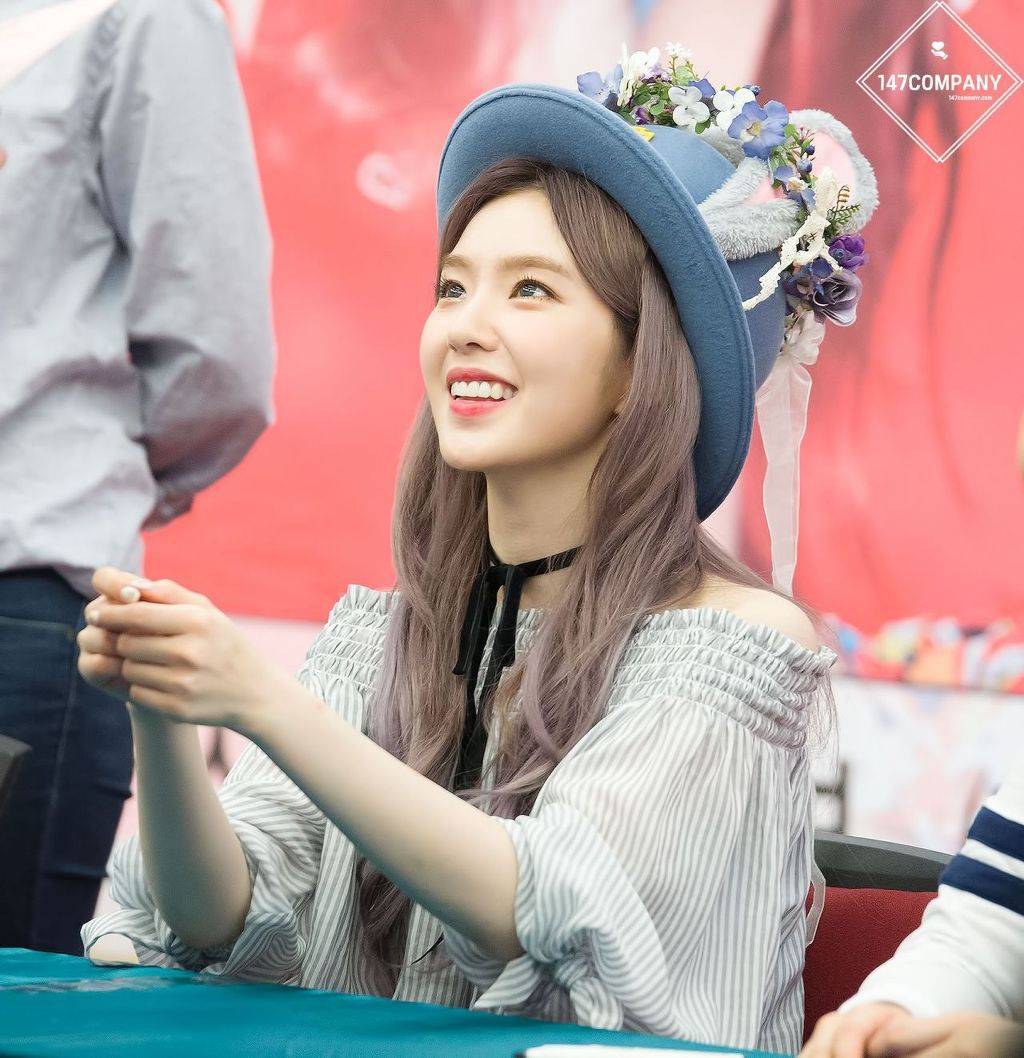 팬들 다정하게 보는 아이린.jpgif | 인스티즈