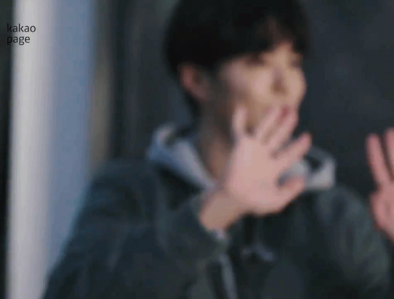 자기가 찍은 광고 사진 가져가는 박보검.gif | 인스티즈