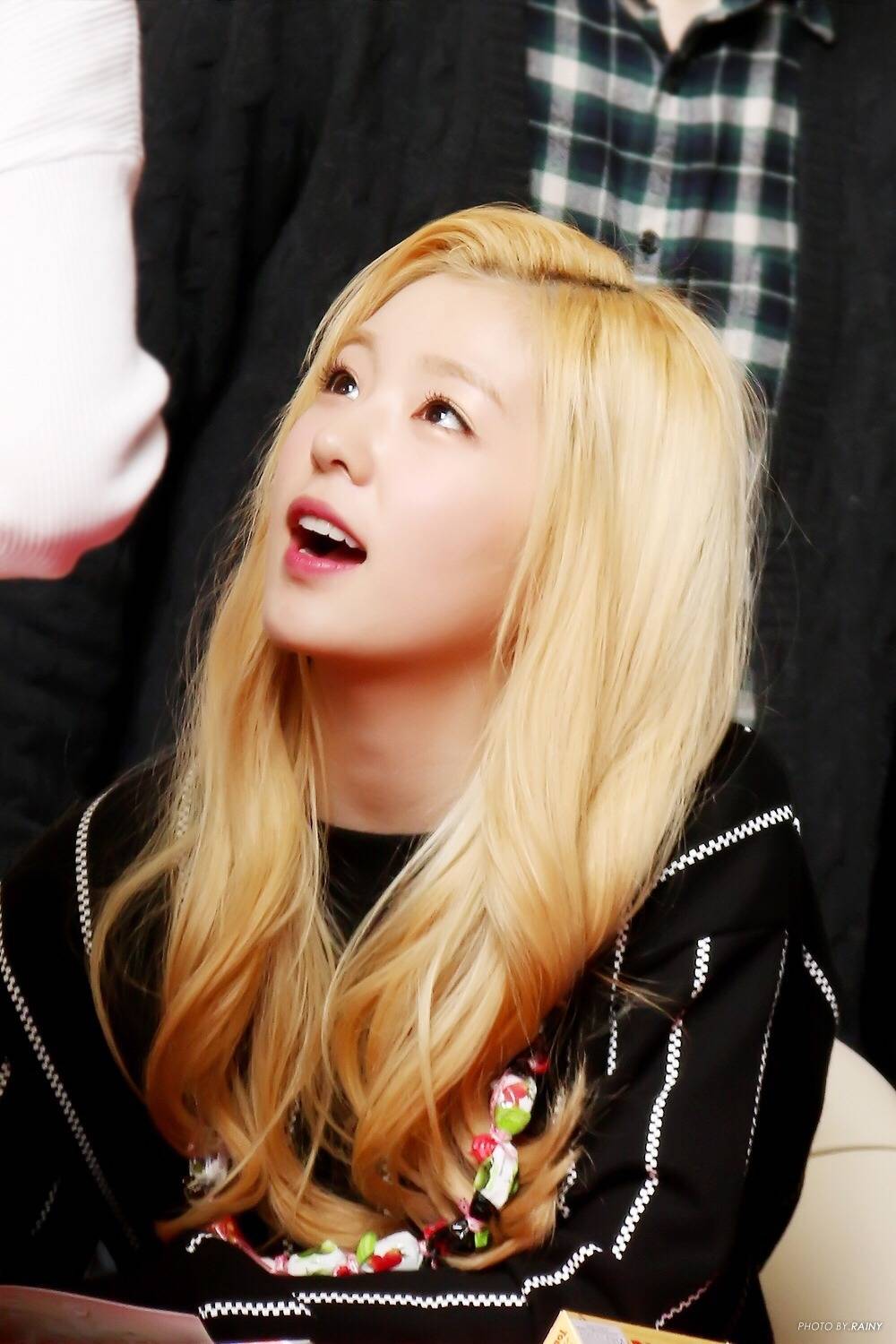 팬들 다정하게 보는 아이린.jpgif | 인스티즈