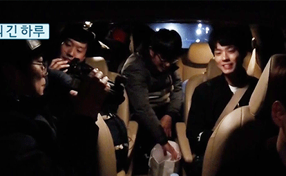 박보검을 바라보는 남자 스태프들의 표정.jpgif | 인스티즈