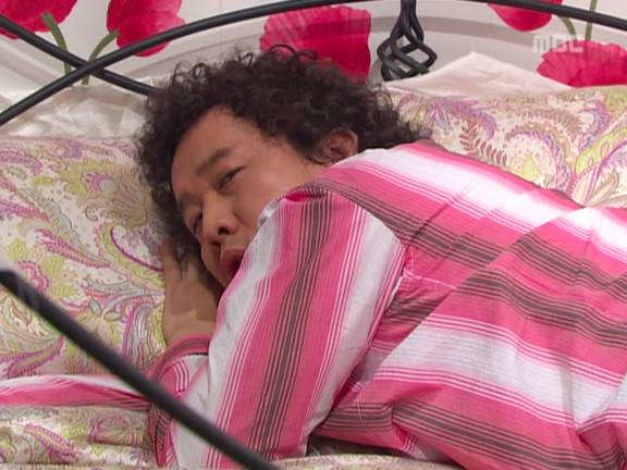 [거침없이하이킥] 순재에게 똥침당한 효자 준하.jpg | 인스티즈