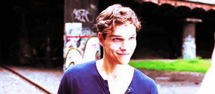 패션쇼 런웨이 중 아이가 울자 안아서 달래면서 워킹하는 모델.jpgif | 인스티즈