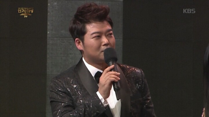 [KBS연기대상] 오지호와 베스트커플상 타러 나와서 송중기만 바라보는 아역배우 허정은.jpg | 인스티즈