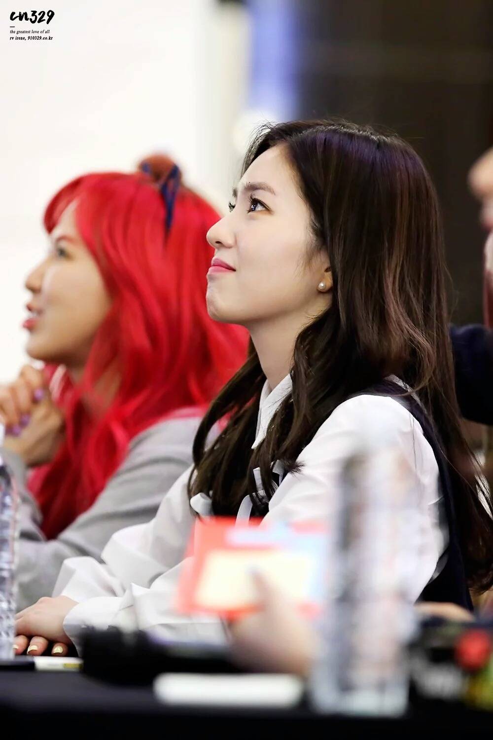 팬들 다정하게 보는 아이린.jpgif | 인스티즈