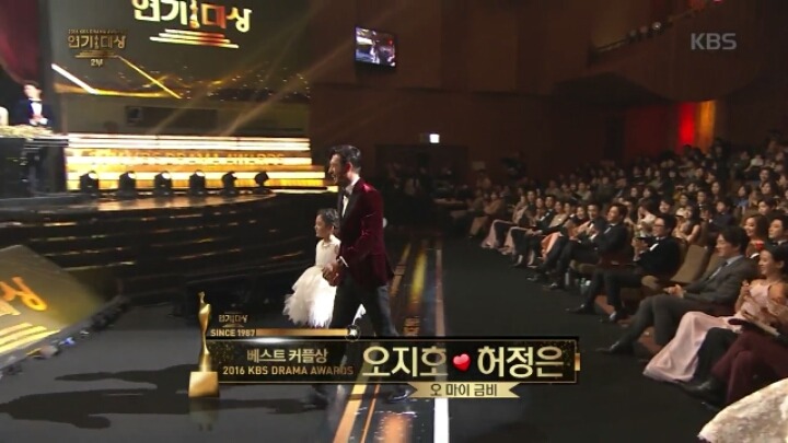 [KBS연기대상] 오지호와 베스트커플상 타러 나와서 송중기만 바라보는 아역배우 허정은.jpg | 인스티즈