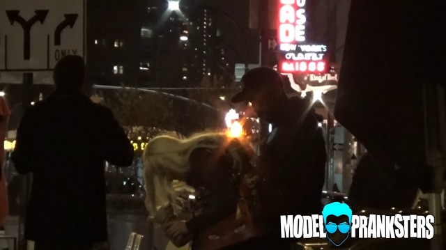 한 밤중에 뉴욕에서 술 취한 여자가 비틀거릴때 미국남들 반응 | 인스티즈