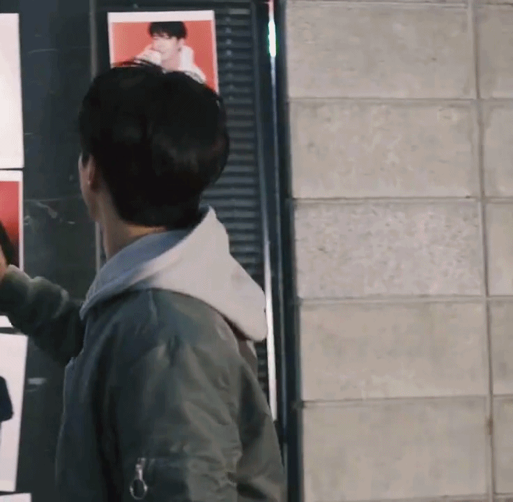 자기가 찍은 광고 사진 가져가는 박보검.gif | 인스티즈