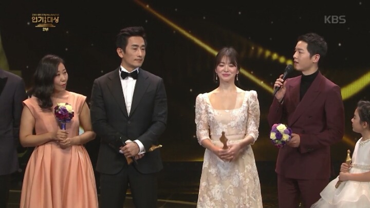 [KBS연기대상] 오지호와 베스트커플상 타러 나와서 송중기만 바라보는 아역배우 허정은.jpg | 인스티즈