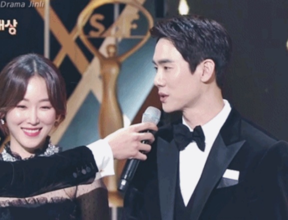 2016 SBS연기대상에서 로코물 찍고온 유연석 서현진 | 인스티즈