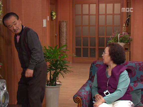 [거침없이하이킥] 순재에게 똥침당한 효자 준하.jpg | 인스티즈