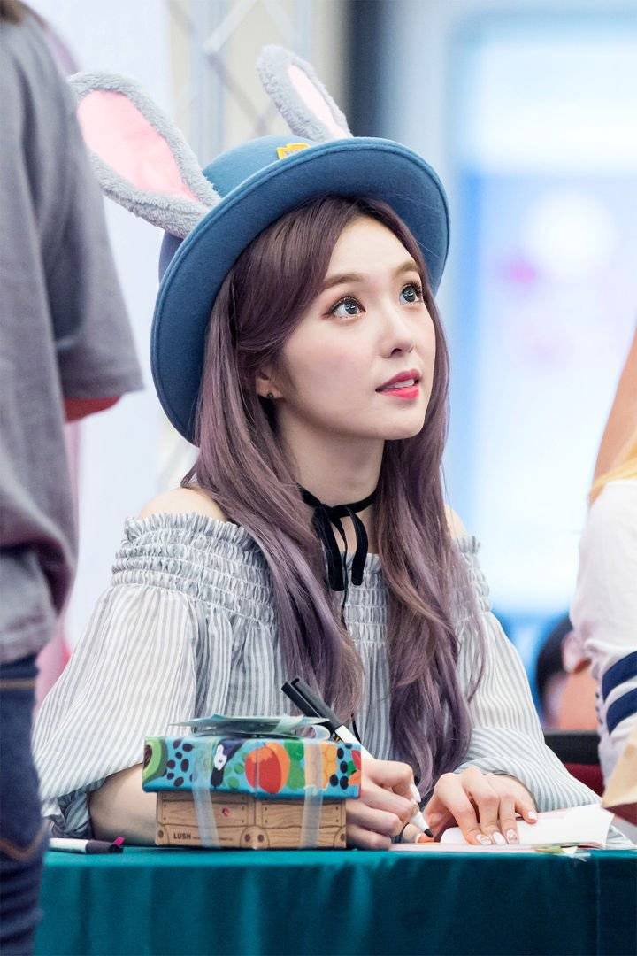 팬들 다정하게 보는 아이린.jpgif | 인스티즈