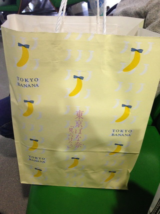 일본 여행 갔다 온 사람들 손에 들려있는 봉투.JPG | 인스티즈
