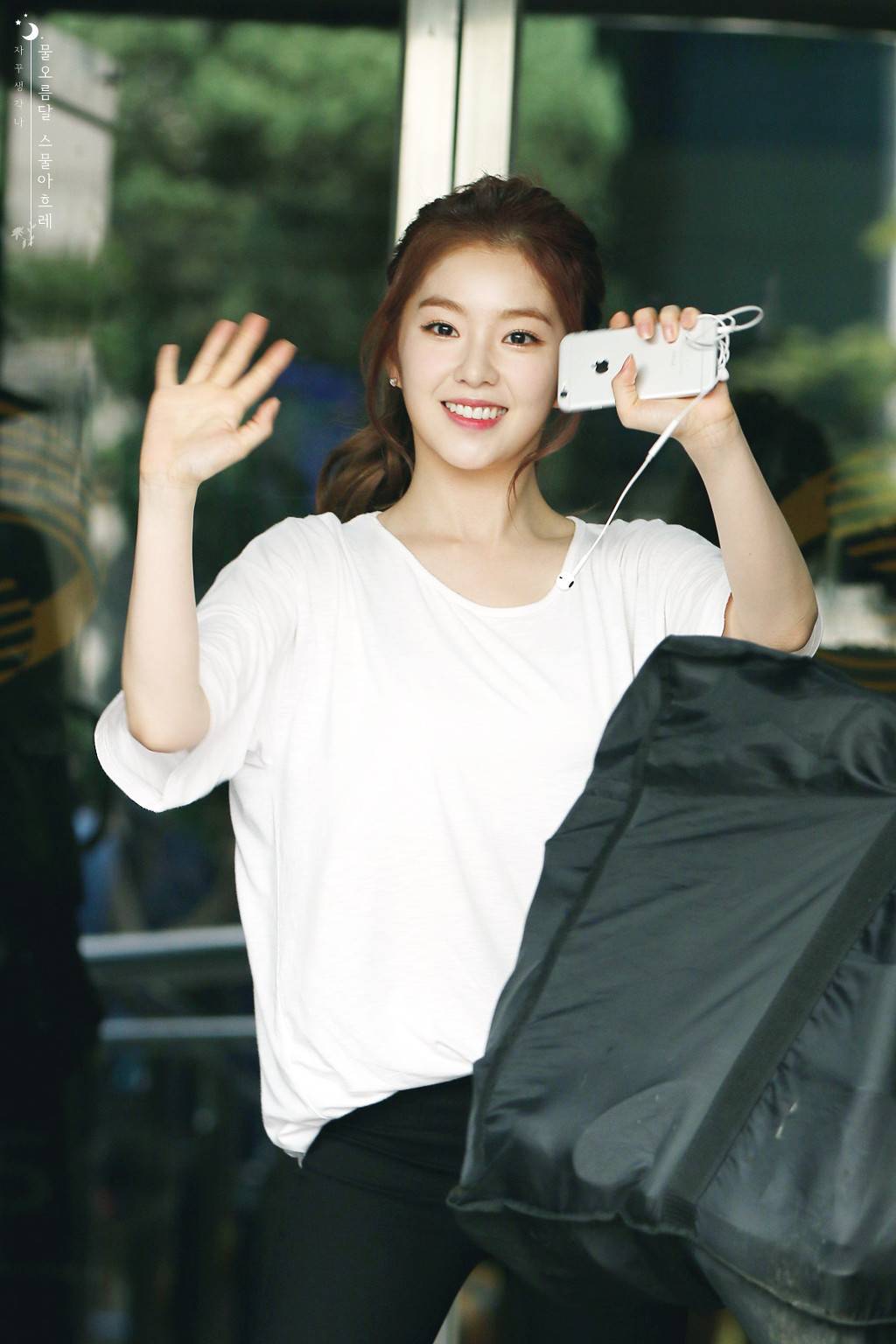 팬들 다정하게 보는 아이린.jpgif | 인스티즈