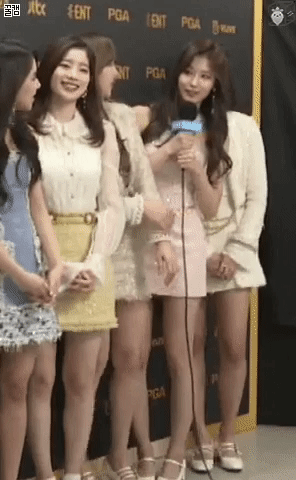 사나 볼에 뽀뽀하는 나연.gif | 인스티즈