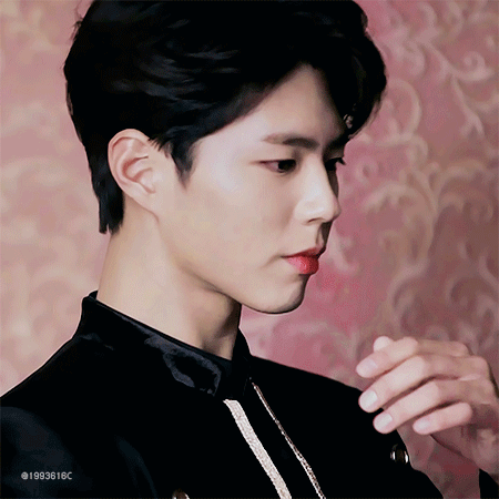 자기가 찍은 광고 사진 가져가는 박보검.gif | 인스티즈