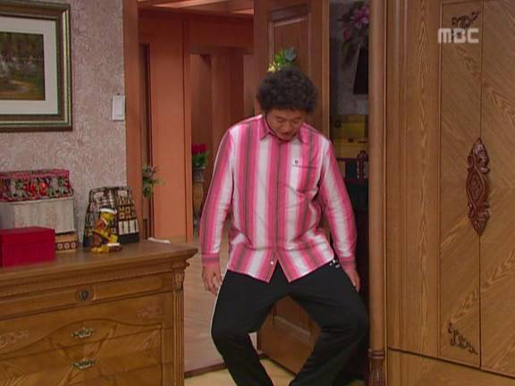 [거침없이하이킥] 순재에게 똥침당한 효자 준하.jpg | 인스티즈