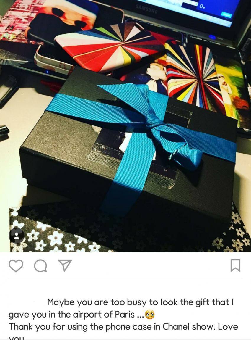 팬이 선물한 폰케이스 인증한 지드래곤.jpg | 인스티즈