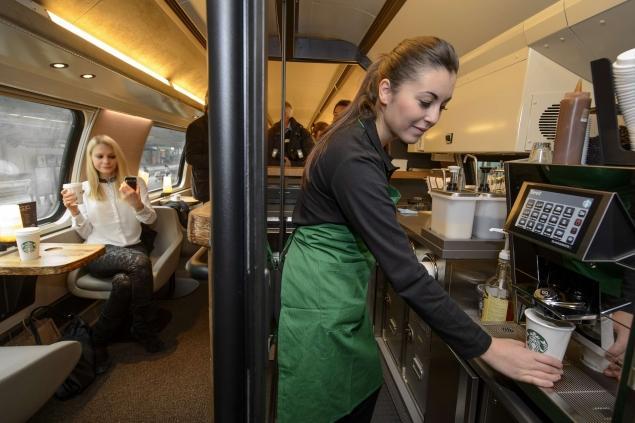 기차에서 즐기는 스타벅스.jpg | 인스티즈