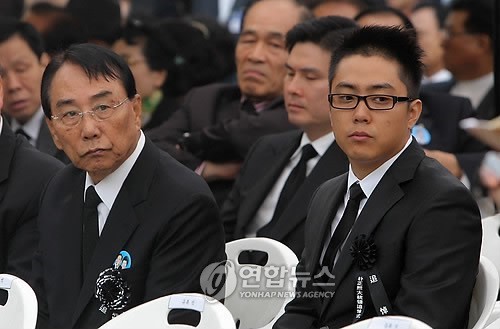 박정희 추도식에 여러번 참석한 박근혜와 은지원 | 인스티즈