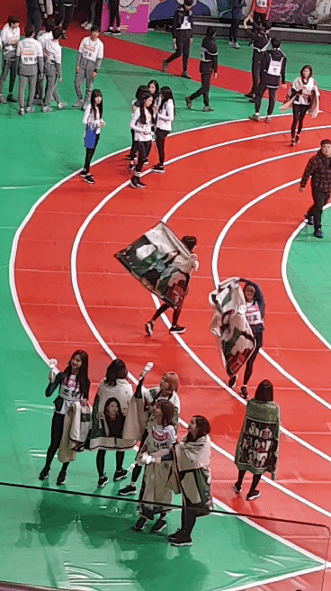 아육대에서 굿즈 자랑하는 트와이스 | 인스티즈