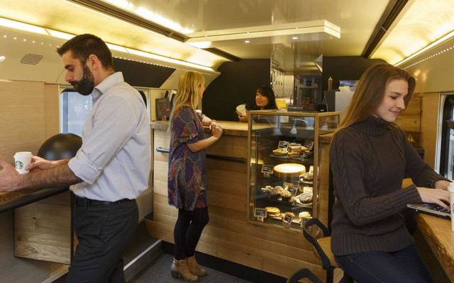 기차에서 즐기는 스타벅스.jpg | 인스티즈