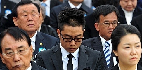 박정희 추도식에 여러번 참석한 박근혜와 은지원 | 인스티즈