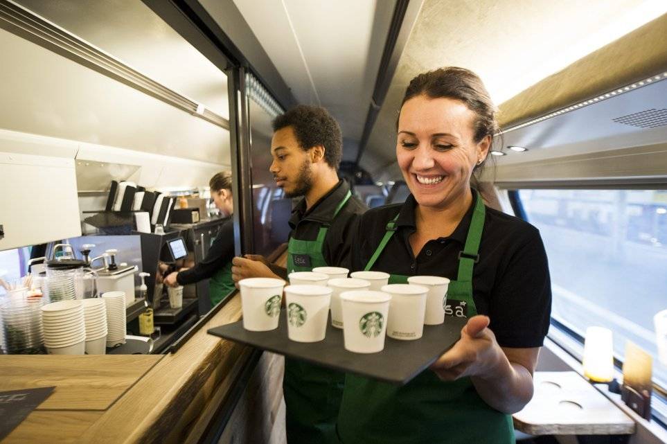 기차에서 즐기는 스타벅스.jpg | 인스티즈