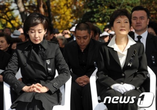 박정희 추도식에 여러번 참석한 박근혜와 은지원 | 인스티즈